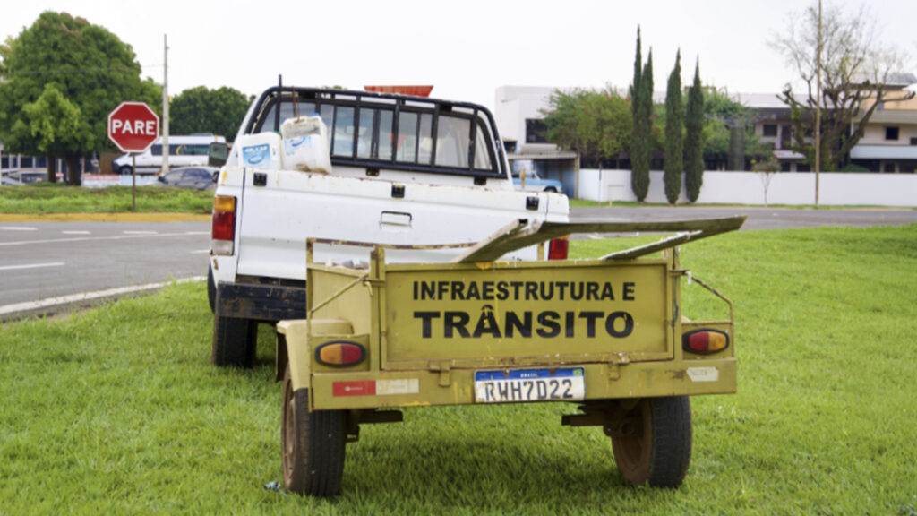 Trabalho de implantação e substituição de placas de trânsito contribui para a organização do tráfego, orientação de motoristas e pedestres e prevenção de acidentes.