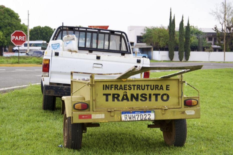 Trabalho de implantação e substituição de placas de trânsito contribui para a organização do tráfego, orientação de motoristas e pedestres e prevenção de acidentes.